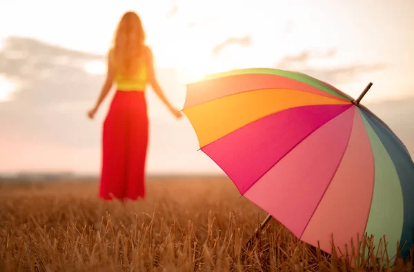 Renkli Kıyafetli Tanınmayan Mutlu Bir Kadının Arka Planda Planda Çok — Stok fotoğraf