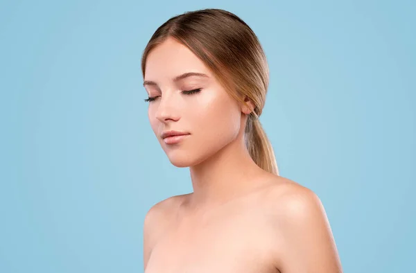 Giovane modello femminile con pelle perfetta lucida — Foto Stock