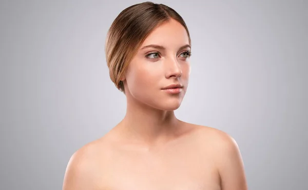 Affascinante donna dalle spalle nude con pelle radiosa — Foto Stock