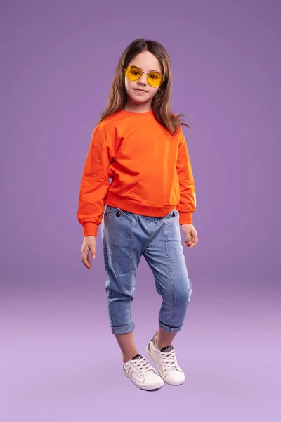 Criança na moda em roupa colorida — Fotografia de Stock