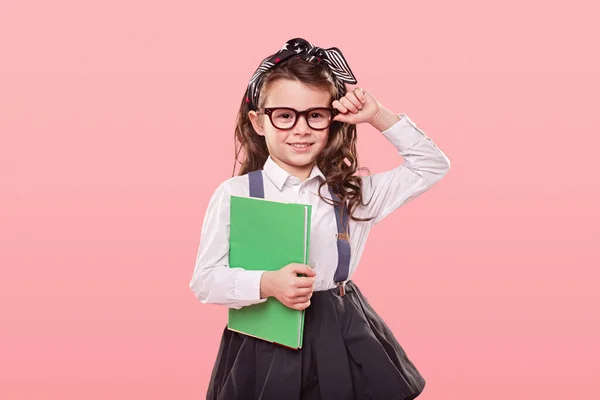 Colegiala inteligente ajustando gafas de moda — Foto de Stock