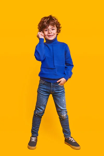 正のスタイリッシュな子供が眼鏡を調整 — ストック写真