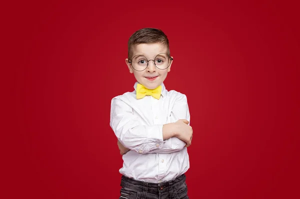 Розумний хлопчик у стильному вбранні — стокове фото
