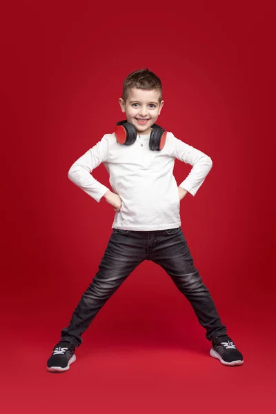 Zelfverzekerde moderne jongen met hoofdtelefoon — Stockfoto