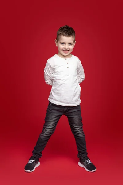Смішний хлопчик в модному одязі — стокове фото