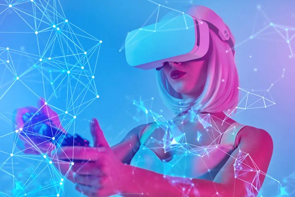 Donna futuristica giocare VR gioco — Foto Stock