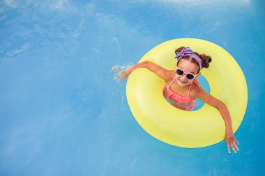 Şişme yüzüklü neşeli kız bilardoda eğleniyor