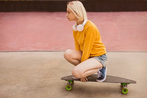 Εφηβικό κορίτσι ιππασία skateboard στο δρόμο — Φωτογραφία Αρχείου