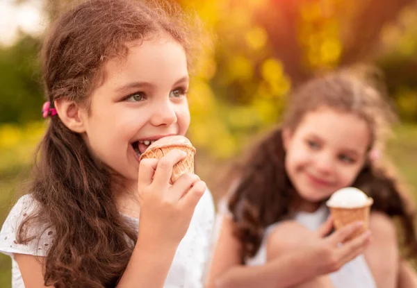 Entzücktes Kind Leckt Sommertag Süßes Eis Der Nähe Eines Verschwommenen — Stockfoto