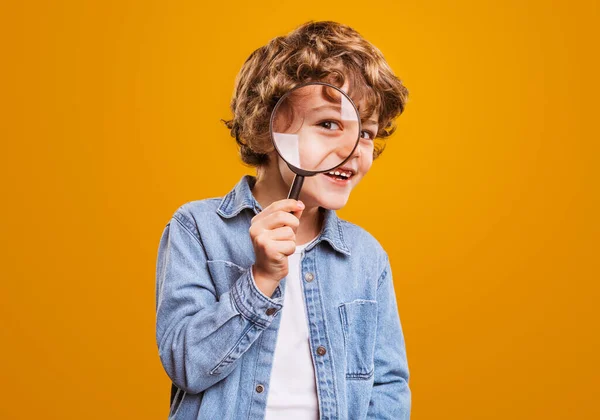 Positiv Nyfiken Skolpojke Casual Wear Tittar Kameran Genom Förstoringsglas När — Stockfoto