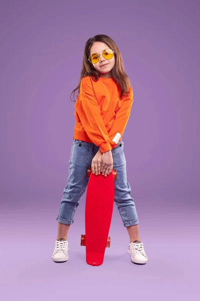 Chica Hipster Activa Positiva Traje Moda Gafas Con Monopatín Rojo — Foto de Stock