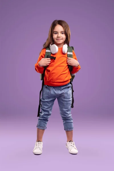 Criança Moda Corpo Inteiro Com Mochila Fones Ouvido Sorrindo Olhando — Fotografia de Stock