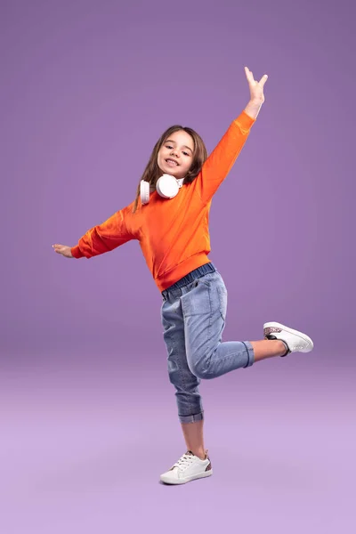 Fröhliches Kleines Mädchen Leuchtend Orangefarbenem Pullover Und Jeans Mit Weißen — Stockfoto