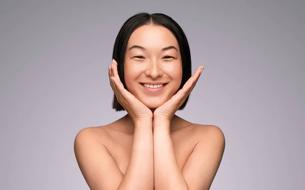 Веселая азиатка с красивой кожей — стоковое фото