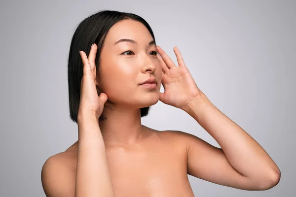 Fiatal ázsiai női modell sima bőr néz félre — Stock Fotó