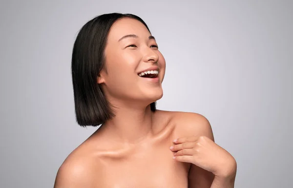 喜びの民族の女性と完璧な肌の笑い — ストック写真
