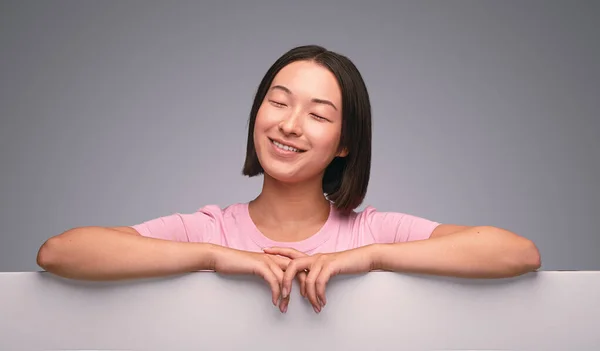 Positieve Etnische Dame Roze Shirt Glimlachen Met Gesloten Ogen Terwijl — Stockfoto