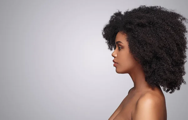 Vista Lateral Atractiva Mujer Negra Con Cabello Rizado Piel Perfecta — Foto de Stock