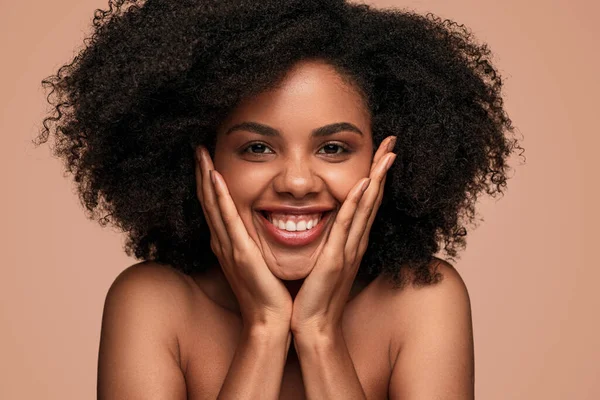 Happy Young Bare Shouldered Black Female Smooth Skin Touching Face — Stock Photo, Image