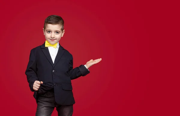 Moderne Schooljongen Stijlvol Pak Vlinderdas Wijzend Naar Lege Ruimte Kijkend — Stockfoto