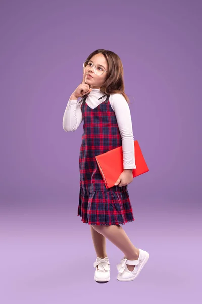 Menina Aluno Inteligente Bonito Vestido Com Uniforme Escolar Óculos Segurando — Fotografia de Stock