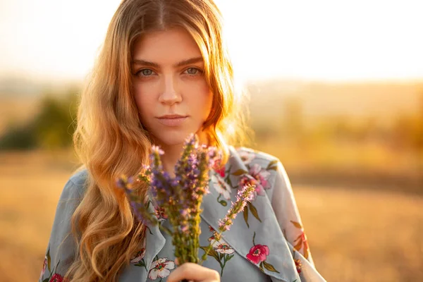 Lugn Ung Rödhårig Kvinna Elegant Klänning Innehav Bukett Lavendel Blommor — Stockfoto