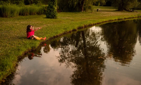 Anak-anak kecil menikmati hari musim panas dekat danau — Stok Foto