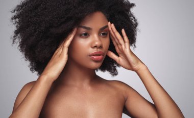 Afro-Amerikan model yüz masajı