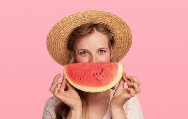 Mutlu genç kadın taze karpuzla