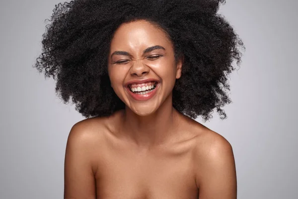 완벽 한 피부를 가진 쾌활 한 흑인 모델 — 스톡 사진