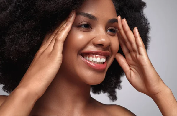 Χαμογελαστή μαύρη γυναίκα με όμορφο δέρμα — Φωτογραφία Αρχείου
