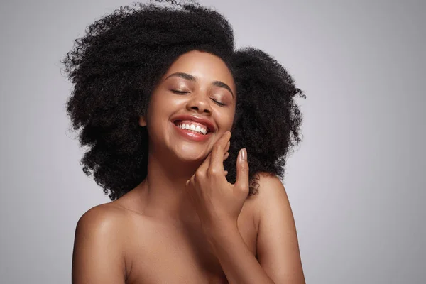 Szczęśliwy czarny lady dotykając miękka skóra — Zdjęcie stockowe