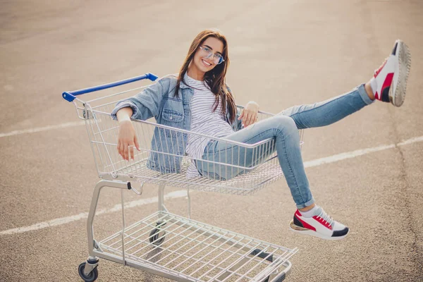 Gelukkig hipster rijden winkelwagen — Stockfoto