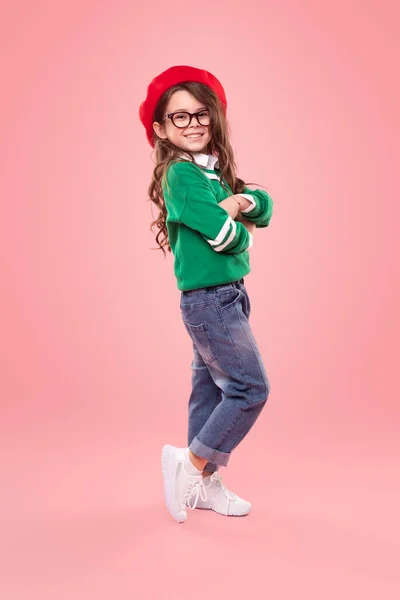 Criança na moda posando confiantemente para câmera no estúdio — Fotografia de Stock