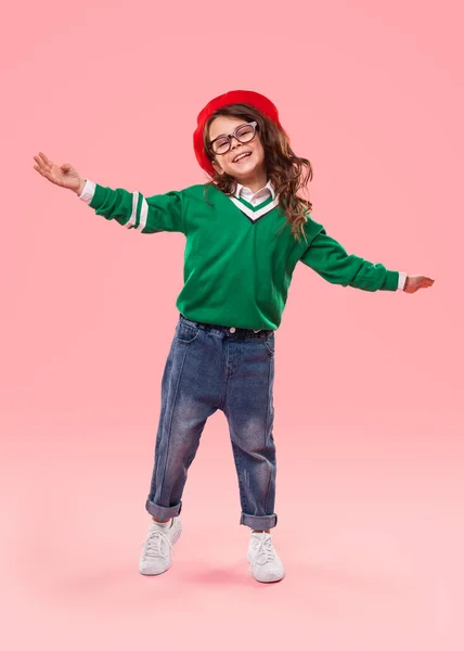 Positiv hälsning av barn på rosa — Stockfoto