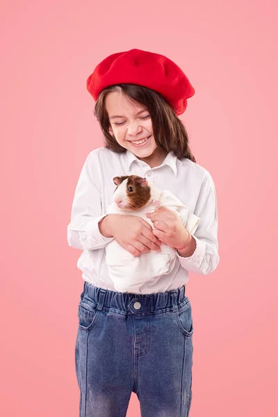 Menina criança se divertindo com seu animal de estimação — Fotografia de Stock