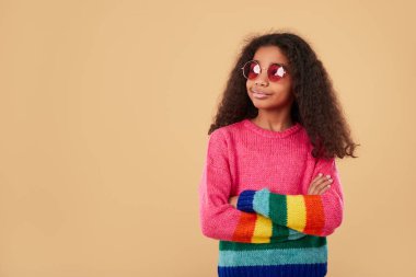 Gökkuşağı süveterli ve moda güneş gözlüklü çocuk