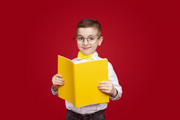 Smart unge med gul lärobok — Stockfoto
