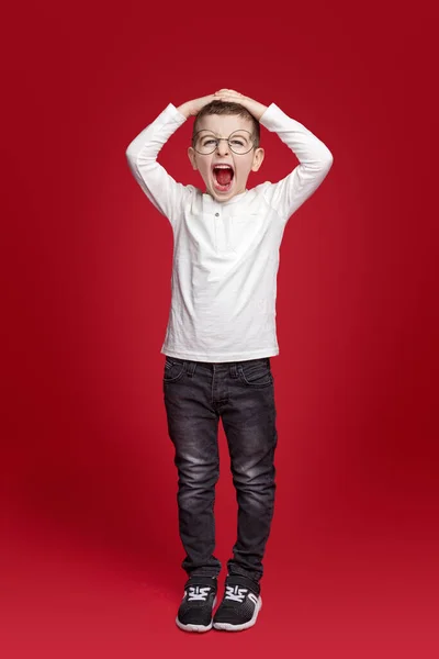 Смішний хлопчик в окулярах позіхання — стокове фото