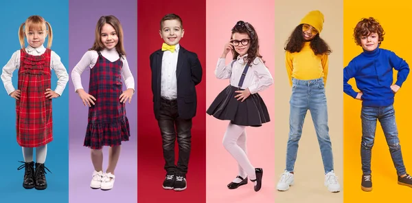 Escolares multiétnicos elegantes sorrindo para câmera — Fotografia de Stock