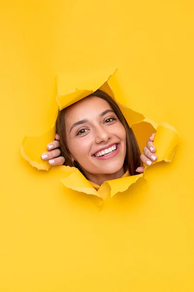 Mulher feliz rasgando papel e sorrindo — Fotografia de Stock