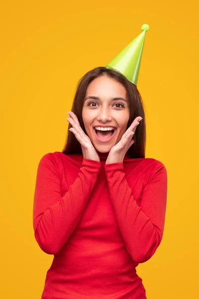 Счастливая молодая женщина во время празднования дня рождения — стоковое фото