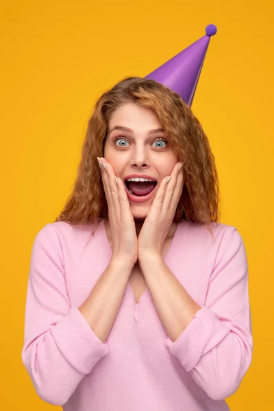 Mulher excitada em boné celebrando aniversário — Fotografia de Stock