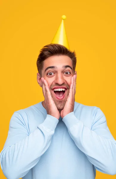 Opgewonden man tijdens verjaardagsfeest — Stockfoto