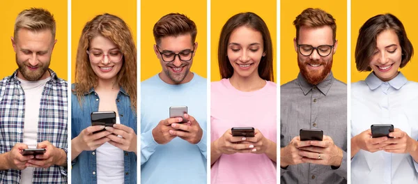 Personas contemporáneas usando teléfonos inteligentes y sonriendo — Foto de Stock