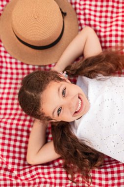 Yaz pikniğinde neşeli kız