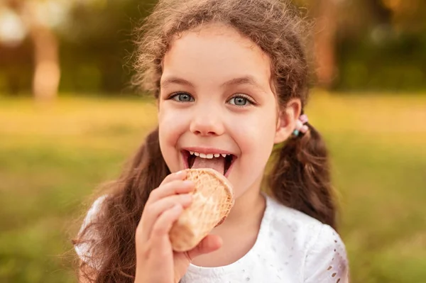 Glückliches Kind isst Eis — Stockfoto