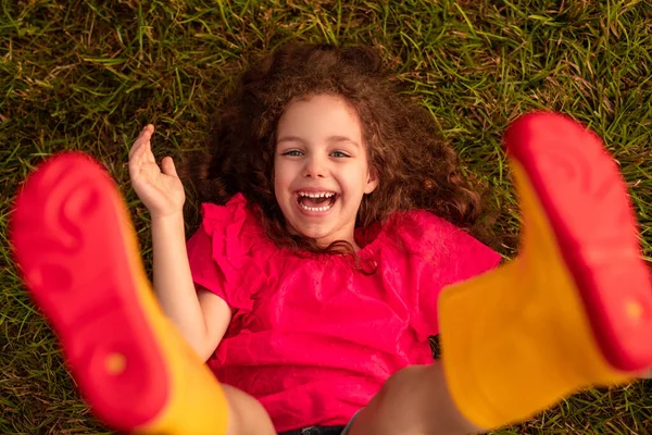 Garota excitada rindo na grama — Fotografia de Stock
