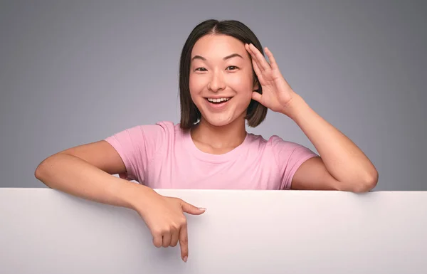 Boldog ázsiai nő mutogatott posztert — Stock Fotó