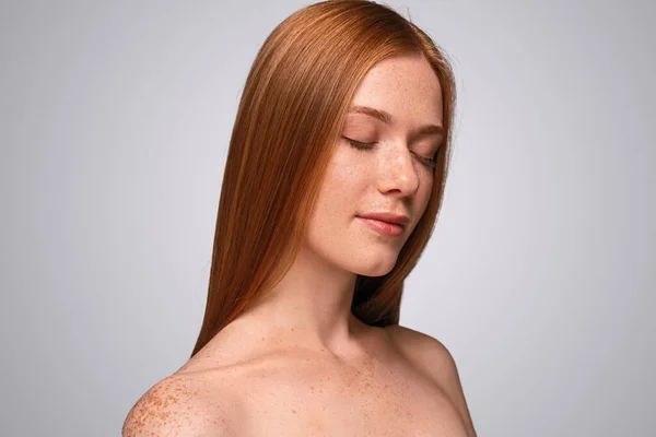 Femme rousse avec la peau rousse et les yeux fermés — Photo